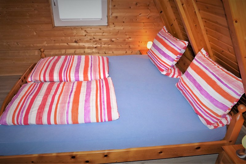 Schlafzimmer mit einem Doppelbett, zwei einzelne Matratzen