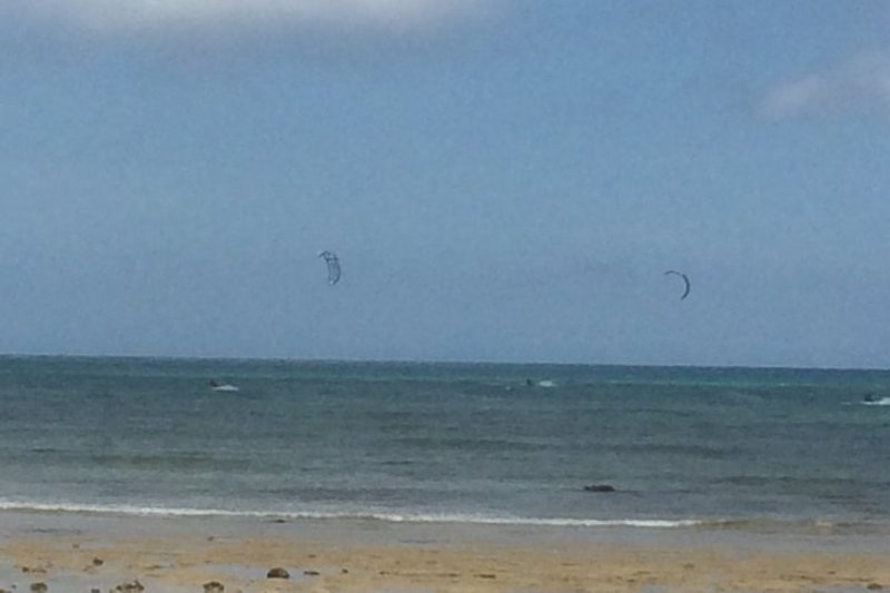 Kitesurfer am Strand