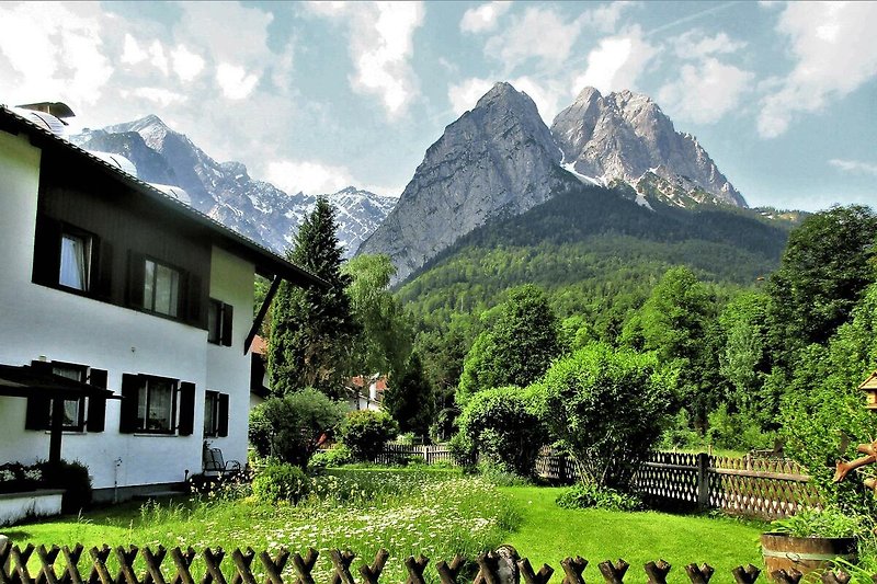 Garten und der Ausblick von den Balkonen auf Alpspitze und Waxensteine