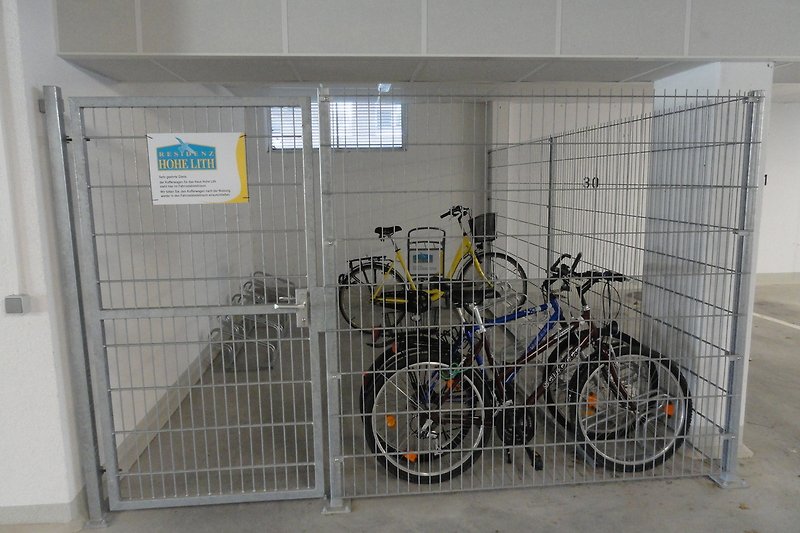 Abstellraum für Fahrräder und Kofferkuli