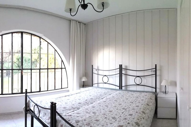 Schlafzimmer mit Gartenblick, teilbarem Doppelbett (zweimal 90x200cm), Einbauschrank