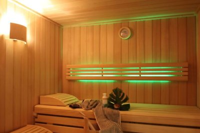 Corona de dique, sauna y bañera de hidromasaje