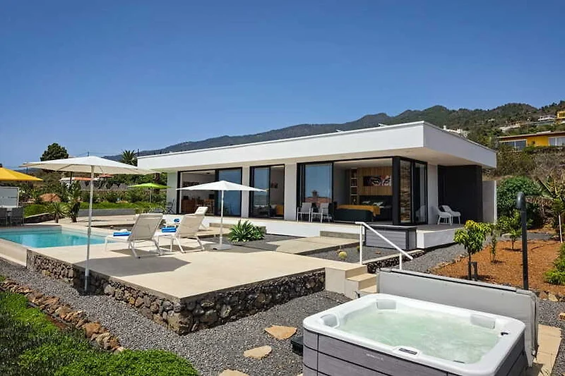 Villa mit Betonarchitektur und gepflegter Bepflanzung