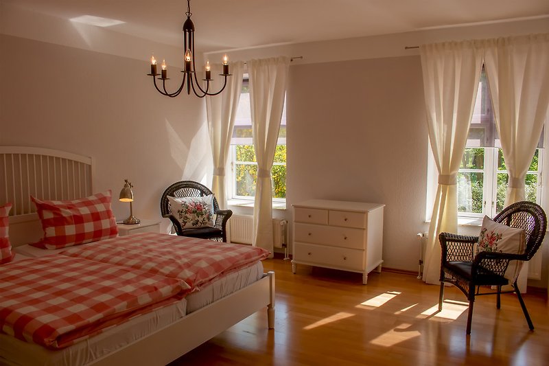 FeWo 2 Großzügiges Schlafzimmer mit Doppelbett (180 x 200)