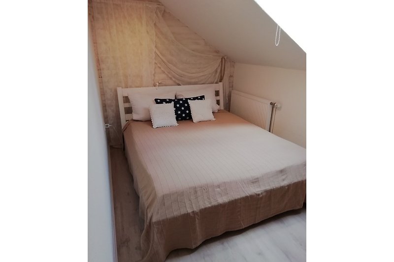 Ruhiges Schlafzimmer mit Doppelbett
