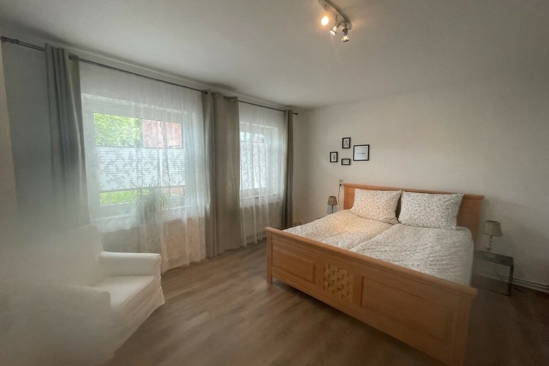 Geräumiges Schlafzimmer mit Doppelbett (180x200)