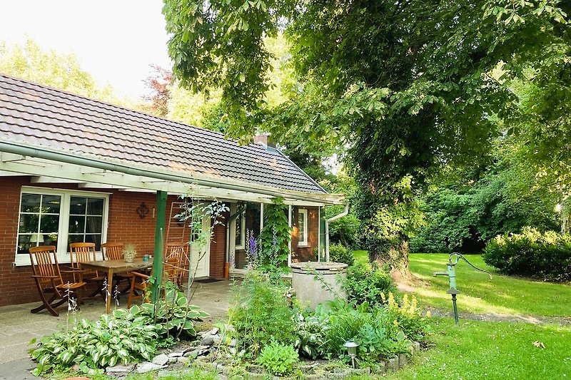 Ländliches Haus mit gepflegtem Garten und viel Platz zum Entspannen.