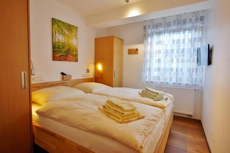 Schlafzimmer 3 mit Doppelbett (180x200) und TV - Fewo Traumblick-Ettelsberg****