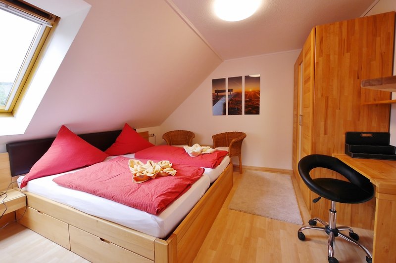 Fewo A am Kurpark - Schlafzimmer1 mit Doppelbett (180x200) TV und Sitzgruppe