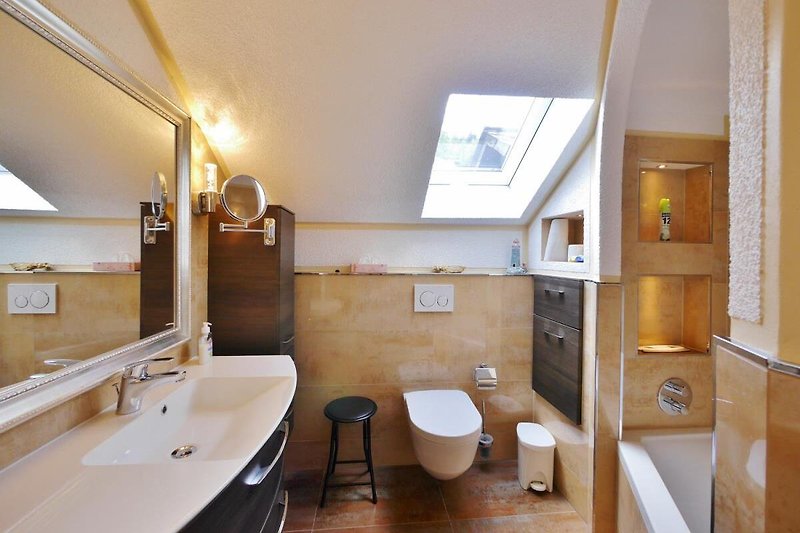 Fewo Steingrotte - DuschWannenbad mit Handtuchwärmer und Fenster