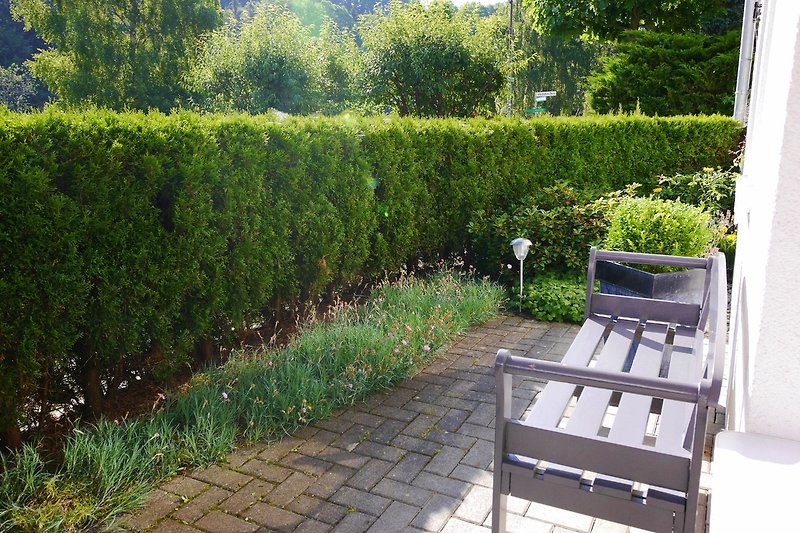Terrasse mit Gartenbank