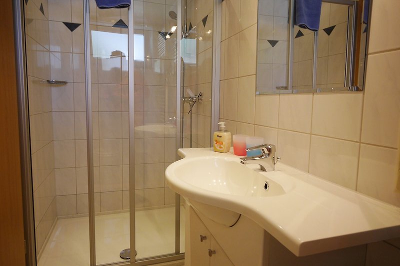 Fewo B*** - Duschbad mit Handtuchwärmer & Aussenfenster