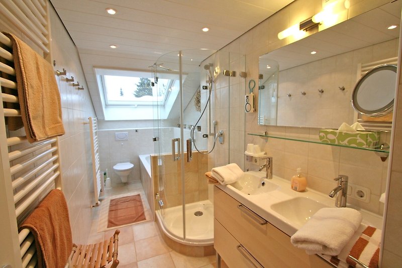 Komfort-Bad mit Doppelwaschtisch, Wanne, Handtuchwärmer - sep. GästeWC