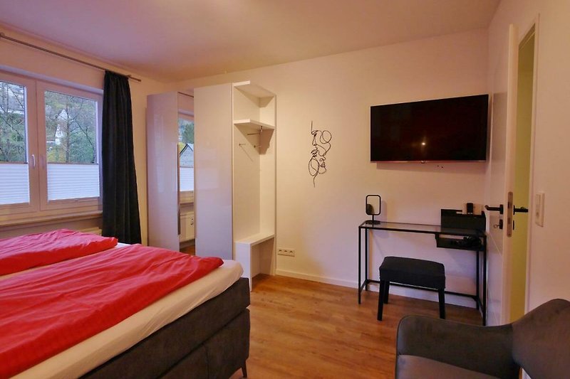 Upland Apartments/Fewo Zeitgeist - Schlafzimmer-1 mit TV und Kommode