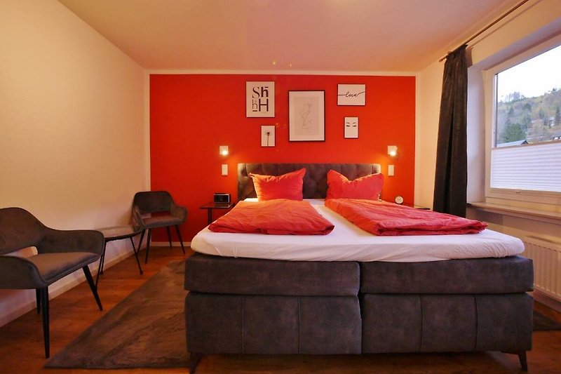 Upland Apartments/Fewo Zeitgeist - Schlafzimmer-1 mit Boxspringbett