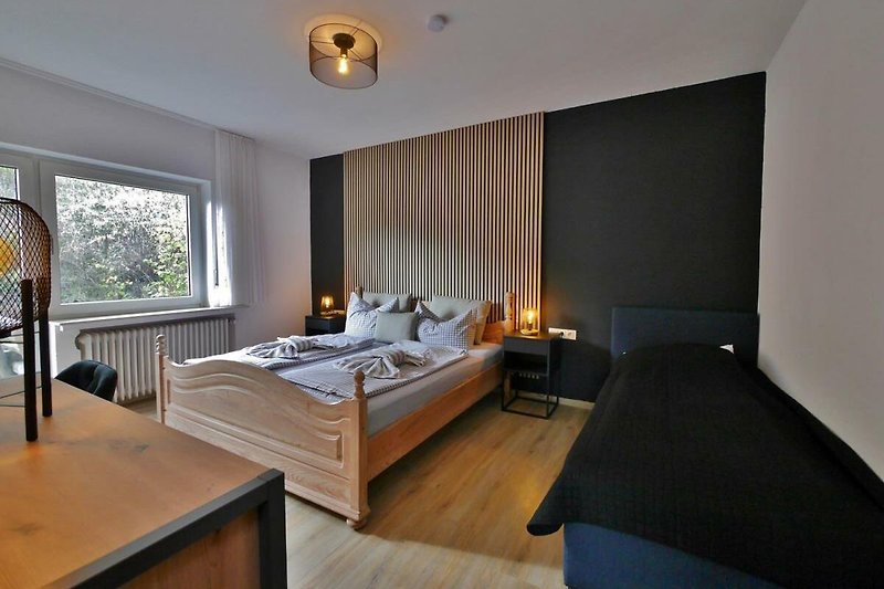 Quartier12 - BERG*** - Schlafzimmer1 mit Doppelbett + Einzelbett