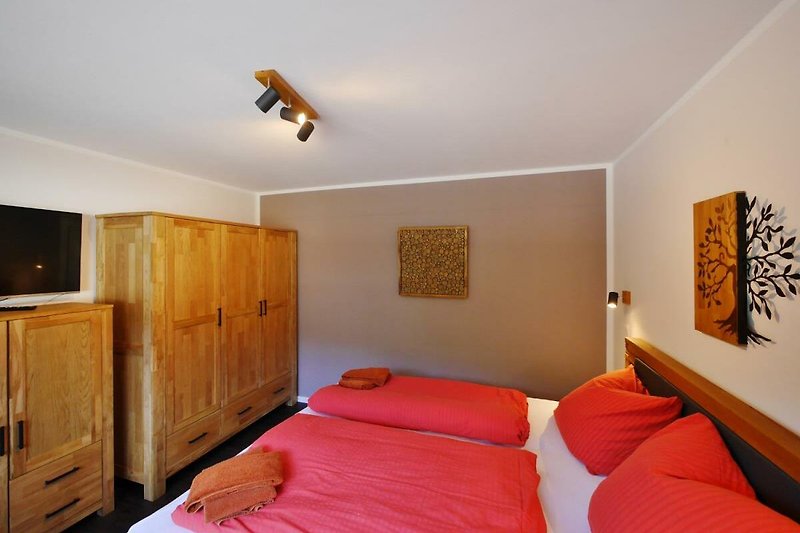 Upland Apartments/Fewo Waldgeist - Schlafzimmer mit TV