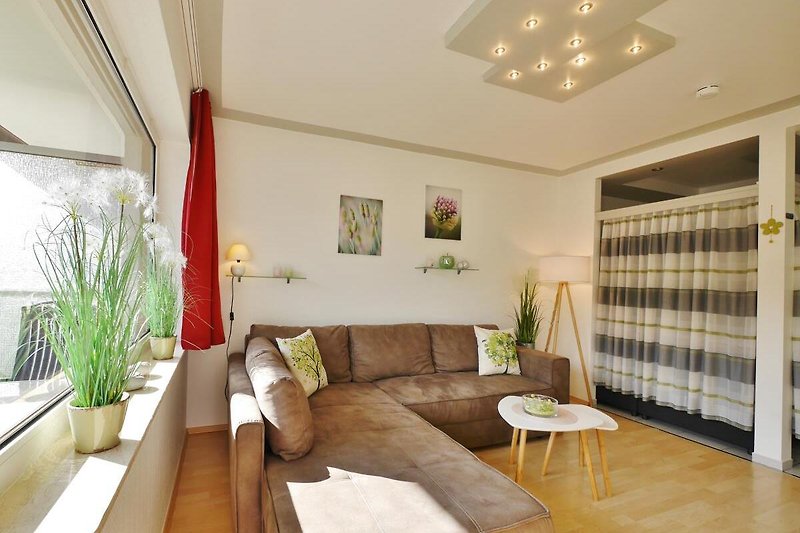 Grosse Couch mit Ottomane - Appartement Gänseblümchen***