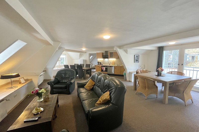 Elegantes Wohnzimmer mit bequemer Couch, stilvollem Tisch und Lampe.