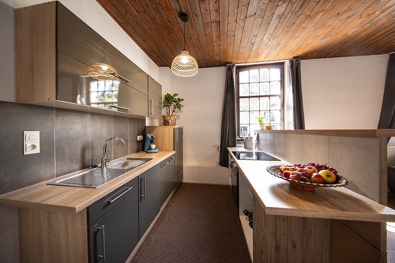 Küche mit Holzdesign, Spüle, Schränken, und Fenster.