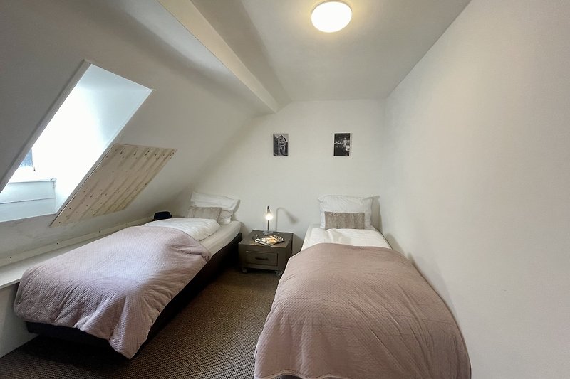 Stilvolles Schlafzimmer mit elegantem Bett und schöner Beleuchtung.