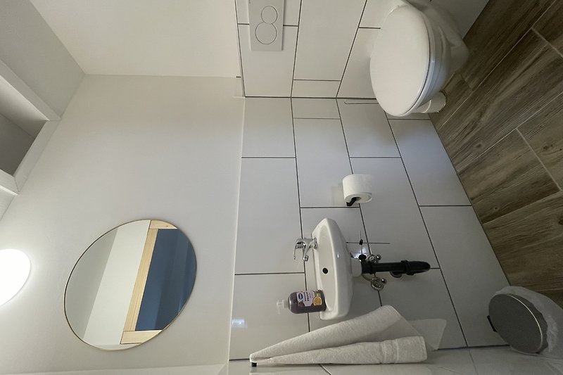 Modernes Badezimmer mit stilvollem Waschbecken und Toilette.