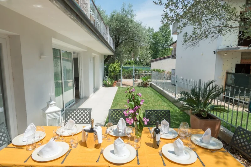 Prive tuin en uitgeruste veranda