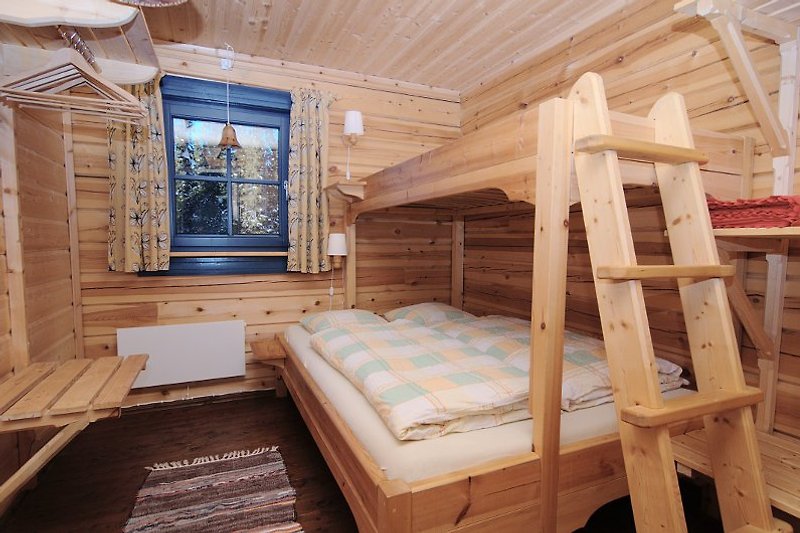 Romantisches Schlafzimmer mit extra breitem Stockbett