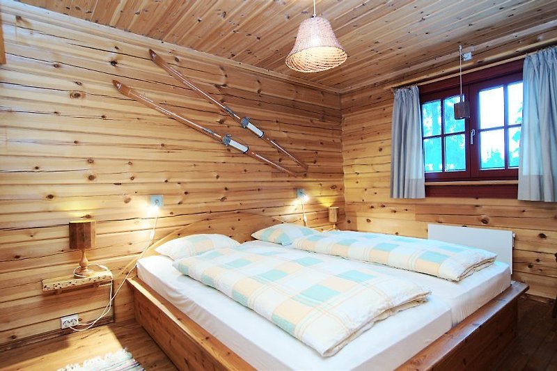 Romantisches Schlafzimmer mit Doppelbett