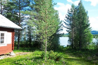 Cabina di legno direttamente sul lago