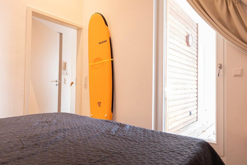 Kleines Schlafzimmer mit Board