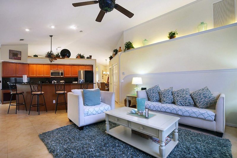 Gemütliches Wohnzimmer mit bequemer Couch, stilvoller Beleuchtung und Holzmöbeln.