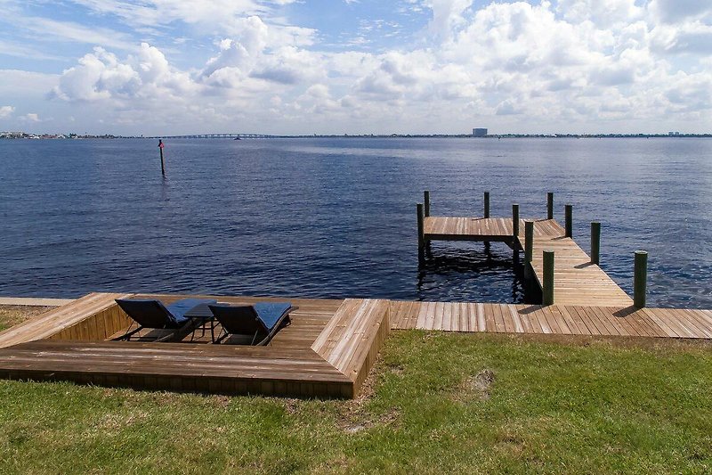 Schönes Ferienhaus am See mit Holzsteg und entspannter Atmosphäre.