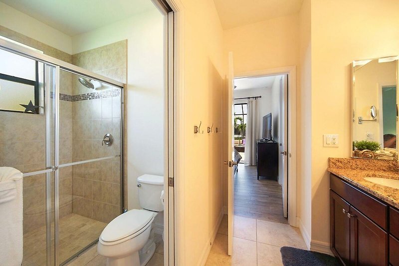 Stilvolles Badezimmer mit Holzwaschbecken und modernen Armaturen.