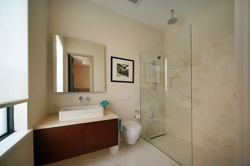 Modernes Badezimmer mit Badewanne, Spiegel und Armatur.