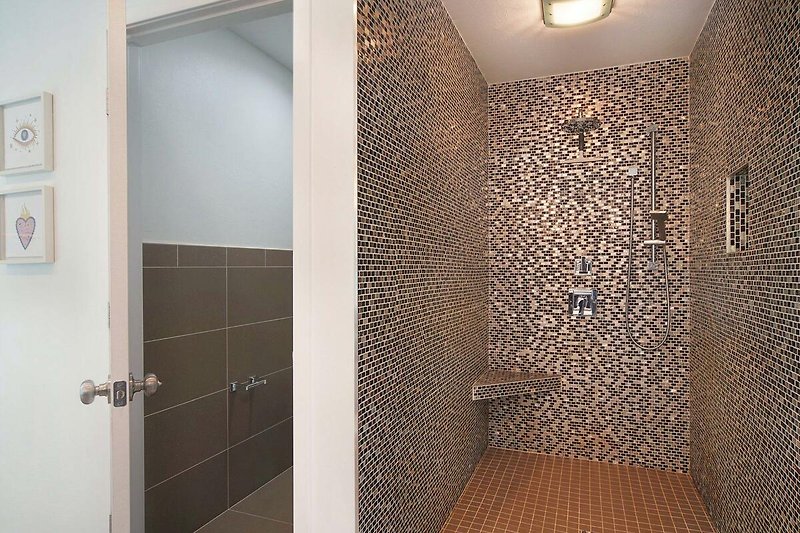 Schönes Badezimmer mit stilvoller Dusche, Glaswänden und elegantem Interieur.