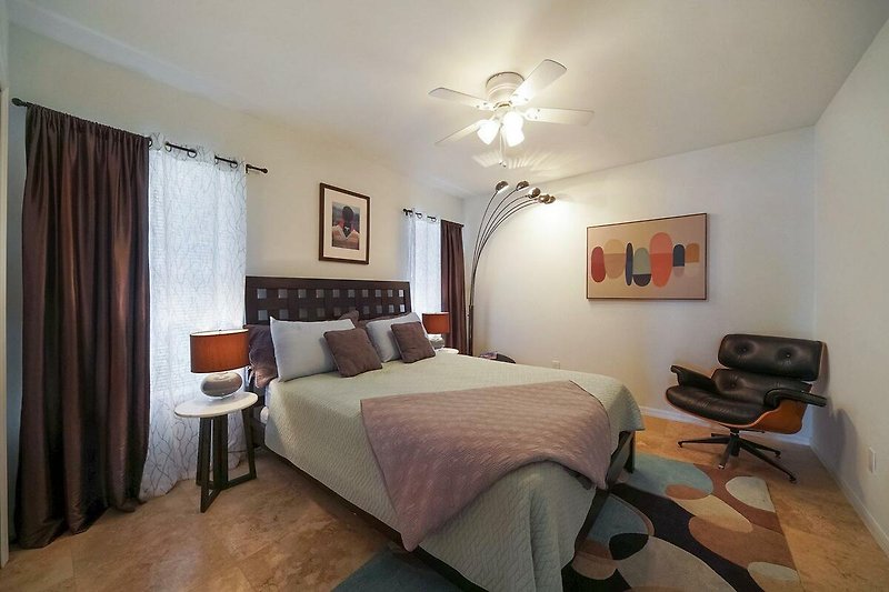 Gemütliches Schlafzimmer mit stilvoller Einrichtung und schöner Beleuchtung.