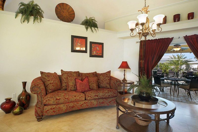 Schönes Wohnzimmer mit stilvoller Beleuchtung und gemütlicher Couch.