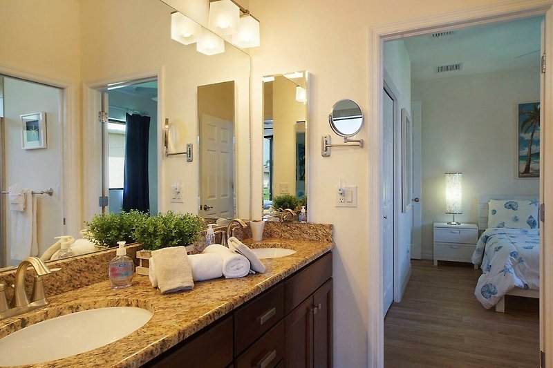 Stilvolles Badezimmer mit Spiegel, Waschbecken und Holzschrank.