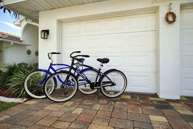 Fahrrad mit Reifen und Lenker vor einem Gebäude.