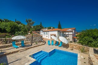 Maison en pierre de luxe Neva avec piscine