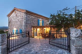 villa in pietra di lusso con piscina Marevic