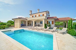 Bella villa con piscina