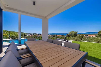Luxusvilla 45° mit Infinity-Pool