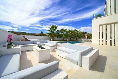 Villa LUMINOSA mit Aussen- und Innenpool und...