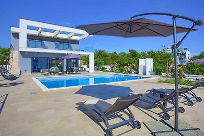 Villa Quadra with heated pool