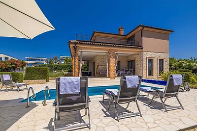 Luxe villa in Linardici met zwembad