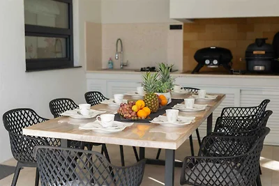 Villa LUMINOSA mit Aussen- und Innenpool und...