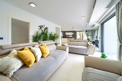 Villa LUMINOSA mit Aussen- und Innenpool und...