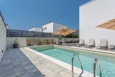 Apartment ROYAL 2 mit Pool und Jacuzzi